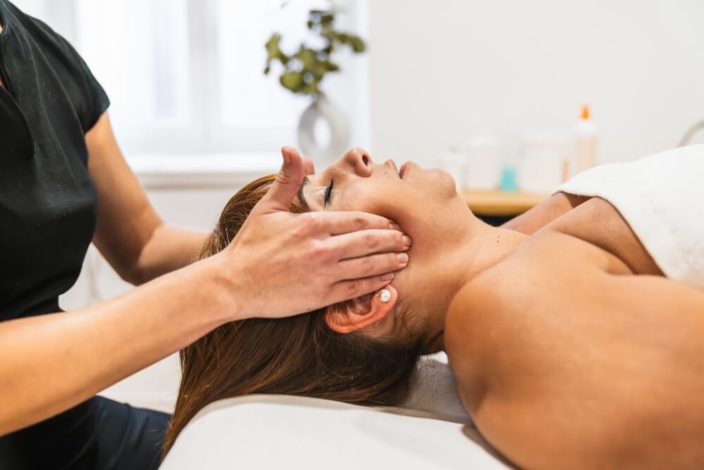 Terapia stawów skroniowo-żuchwowych: kiedy ból szczęki wymaga fizjoterapii?